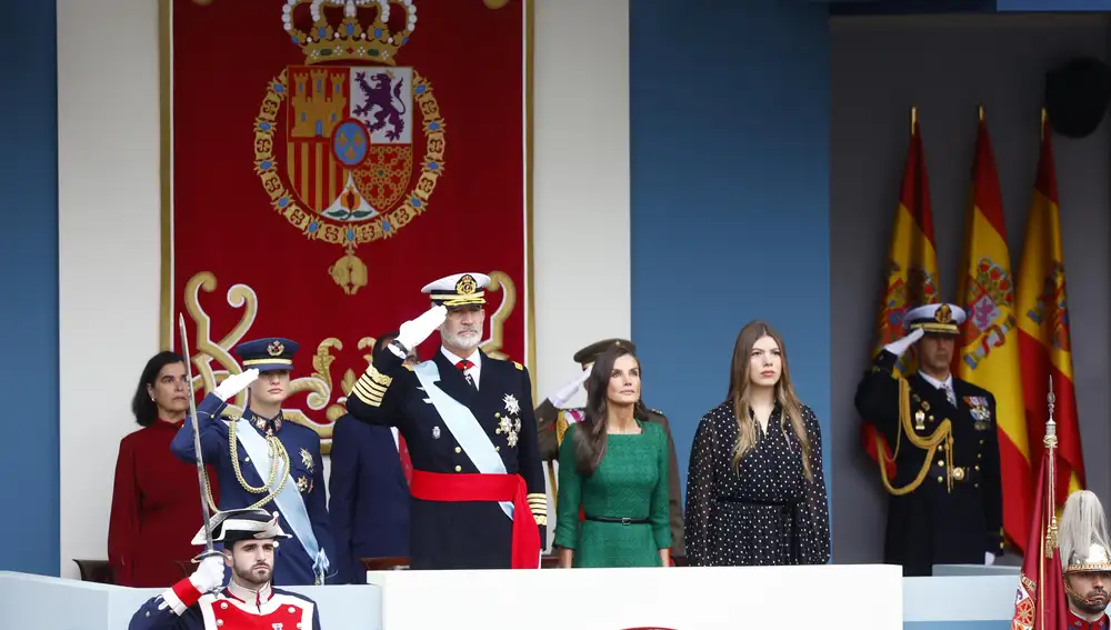 Los reyes Felipe y Letizia acompañados de la princesa Leonor (i) y la infanta Sofía (d) presiden el desfile de las Fuerzas Armadas con motivo de la Fiesta Nacional este domingo en Madrid