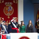Los reyes Felipe y Letizia acompa&ntilde;ados de la princesa Leonor (i) y la infanta Sof&iacute;a (d) presiden el desfile de las Fuerzas Armadas con motivo de la Fiesta Nacional este domingo en Madrid