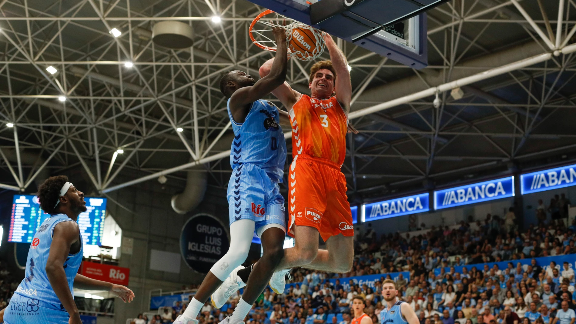 LUGO, 12/10/2025.- El ala pívot danés del Río Breogan Bakary Dibba (c) intenta taponar a Nate Reuvers (d), del Valencia, durante el partido de la Liga Endesa de baloncesto entre el Río Breogan y el Valencia Basket, este domingo en Lugo. EFE/ Eliseo Trigo