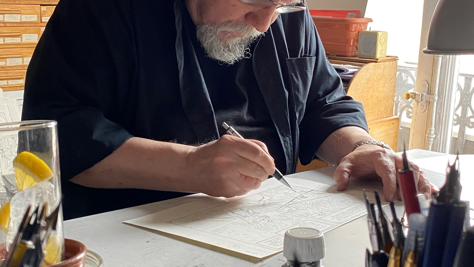 MADRID, 12/10/2025.- El ilustrador Carlos Giménez narra en viñetas la biografía del dibujante Pepe González, un tomo XL, editado por Reservoir Books, con el que hace un reconocimiento a su obra: "Pepe era más que el autor de Vampirella. Era excepcional y, posiblemente, el hombre que mejor ha dibujado a las mujeres". EFE/ Reservoir Books **SOLO USO EDITORIAL/SOLO DISPONIBLE PARA ILUSTRAR LA NOTICIA QUE ACOMPAÑA (CRÉDITO OBLIGATORIO)***