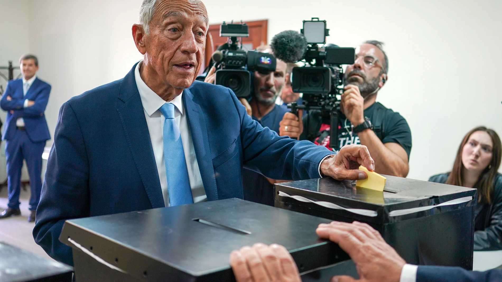 Celorico de Basto (Portugal), 12/10/2025.- Portuguese President Marcelo Rebelo de Sousa casts his ballot in local elections in Celorico de Basto, Portugal, 12 October 2025. More than 9.3 million voters are eligible to cast their ballots nationwide. (Elecciones) EFE/EPA/HUGO DELGADO