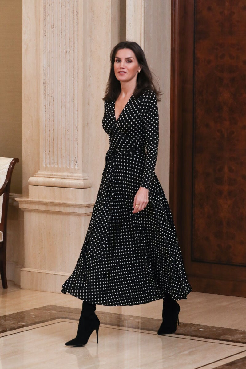 La Reina Letizia con vestido de lunares.