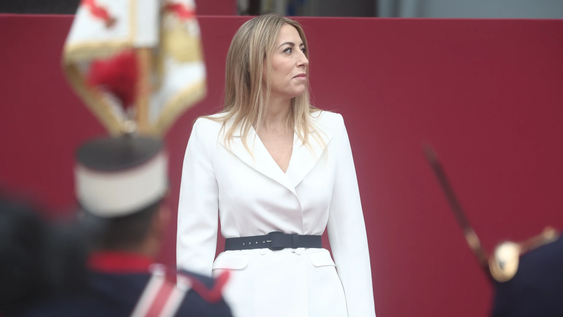 La presidenta de la Junta de Extremadura, María Guardiola, durante el acto solemne de homenaje a la bandera nacional y desfile militar por el 12 de octubre, Día de la Hispanidad, en la Plaza de Cánovas del Castillo, a 12 de octubre de 2025, en Madrid (España). Los actos comienzan con el izado de bandera y van seguidos del homenaje a los que dieron la vida por el país. Posteriormente, comienzan los desfiles militares aéreos y terrestres. En total, 3.847 efectivos de las Fuerzas Armadas, las Fu...