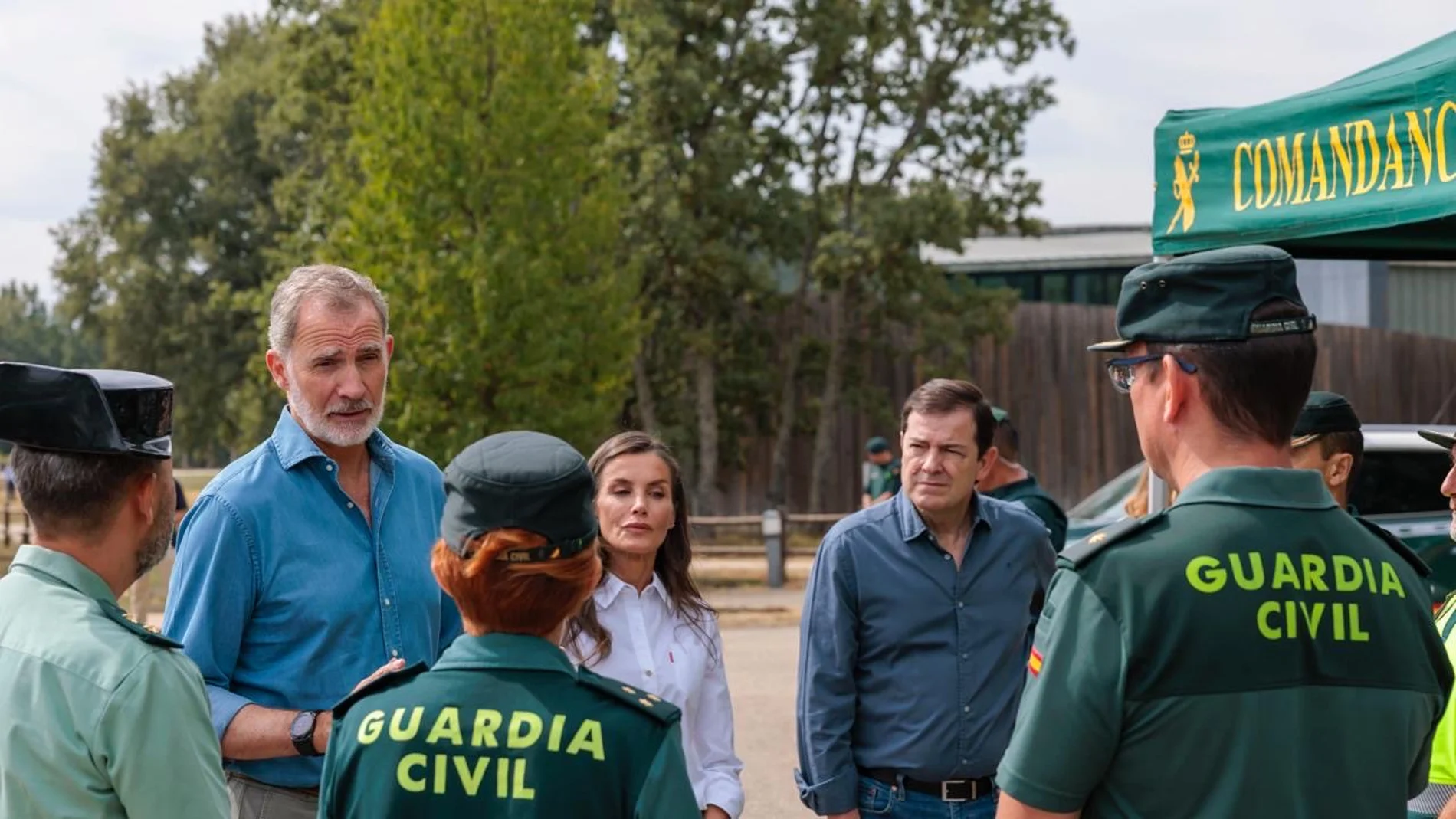 Mañueco conversa con varios guardias civiles junto a Sus Majestades los reyes don Felipe y doña Letizia