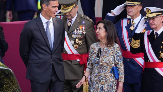 MADRID, 12/10/2025.- El presidente del Gobierno, Pedro S&aacute;nchez (i), la ministra de Defensa, Margarita Robles (c) y el Jefe del Estado Mayor de la Defensa, el almirante general Teodoro Esteban L&oacute;pez Calder&oacute;n (d) durante el desfile de las Fuerzas Armadas con motivo de la Fiesta Nacional este domingo en Madrid. EFE/Borja S&aacute;nchez-Trillo 