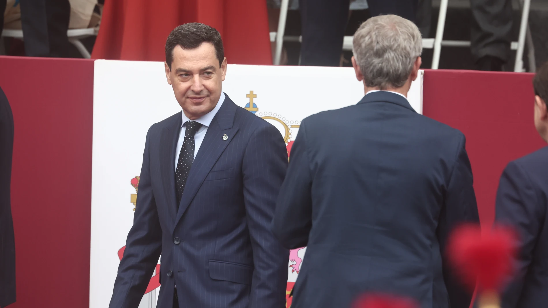 El presidente de la Junta, Juanma Moreno, en el desfile con motivo del 12 de Octubre