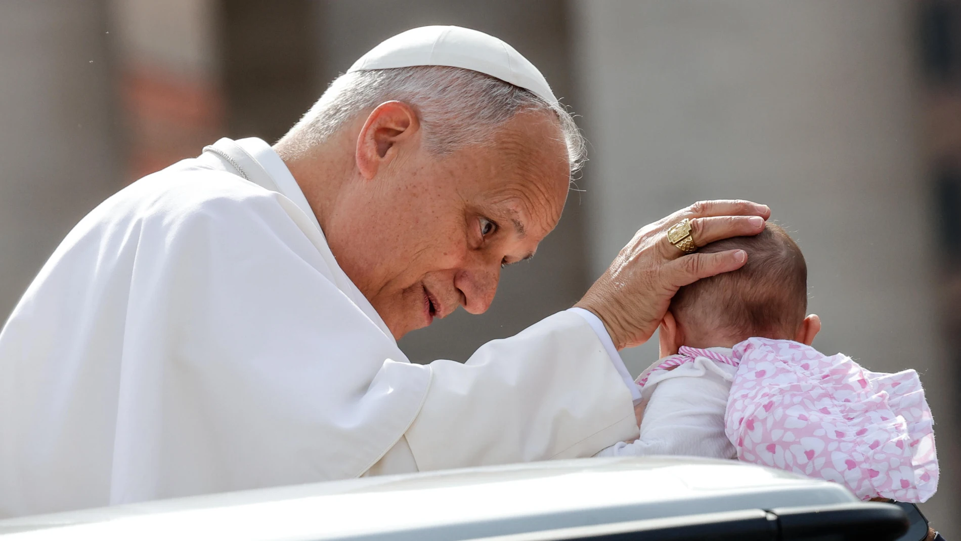 El Papa León XIV bendice a un bebé en la misa de este domingo en San Pedro del Vaticano EFE/EPA/GIUSEPPE LAMI