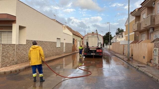 Los servicios municipales trabajan en las poblaciones del Mar Menor m&aacute;s afectadas, como son Los Nietos, Playa Honda, Mar de Cristal y El Algar