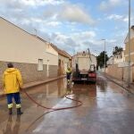 Los servicios municipales trabajan en las poblaciones del Mar Menor más afectadas, como son Los Nietos, Playa Honda, Mar de Cristal y El Algar