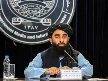 El gobierno talibán informa sobre los enfrentamientos fronterizos entre Pakistán y Afganistán. FOTODELDÍA KABUL (Afghanistan), 12/10/2025.- El portavoz del gobierno talibán, Zabiullah Mujahid, informa a la prensa sobre los enfrentamientos nocturnos entre las fuerzas de seguridad afganas y pakistaníes, en Kabul, Afganistán, el 12 de octubre de 2025. Mujahid declaró que 58 soldados pakistaníes murieron y 30 resultaron heridos en los enfrentamientos nocturnos a lo largo de la frontera, mientras que más de 20 combatientes talibanes también resultaron muertos o heridos. Pakistán cerró los c...