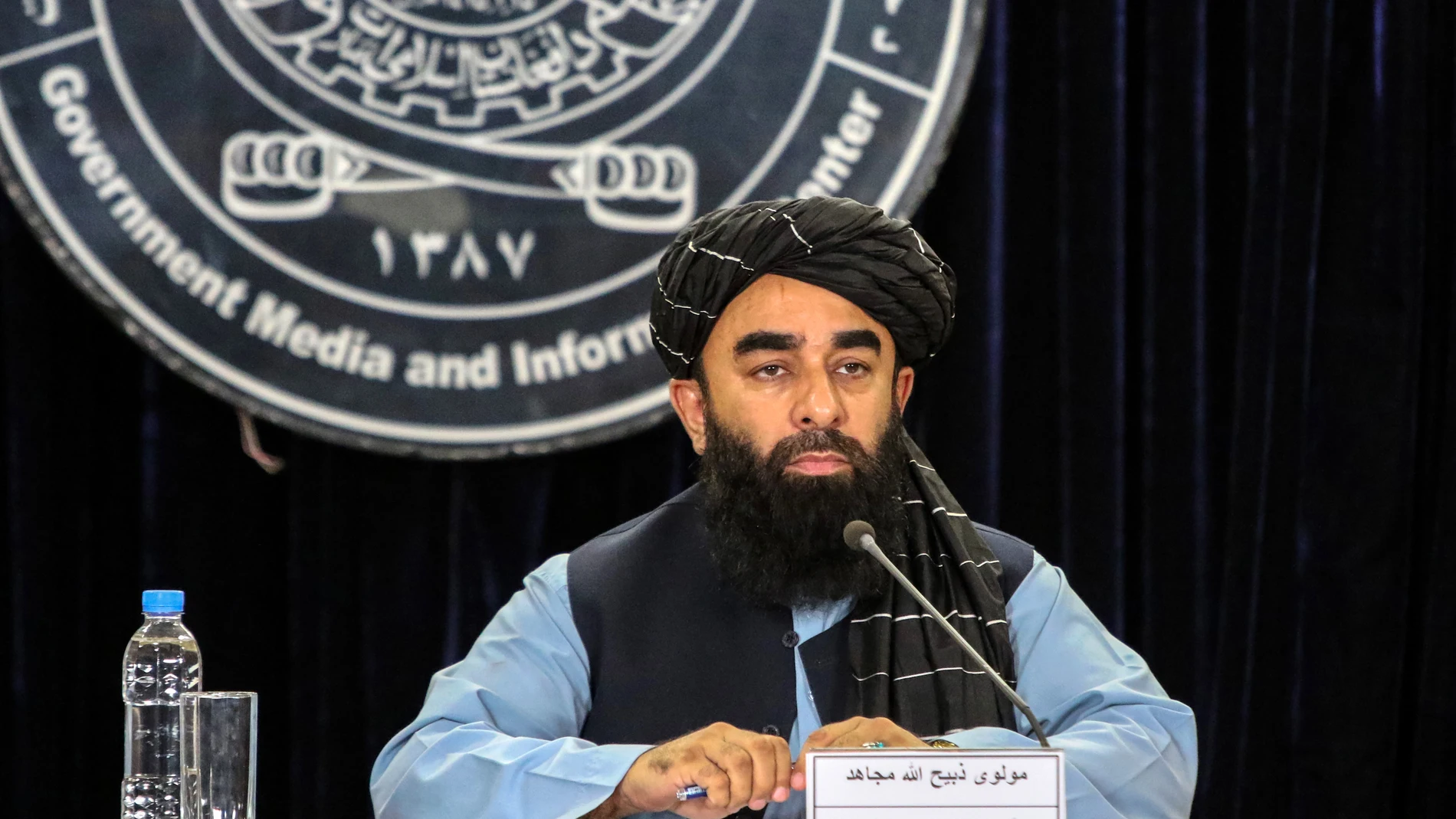 FOTODELDÍA KABUL (Afghanistan), 12/10/2025.- El portavoz del gobierno talibán, Zabiullah Mujahid, informa a la prensa sobre los enfrentamientos nocturnos entre las fuerzas de seguridad afganas y pakistaníes, en Kabul, Afganistán, el 12 de octubre de 2025. Mujahid declaró que 58 soldados pakistaníes murieron y 30 resultaron heridos en los enfrentamientos nocturnos a lo largo de la frontera, mientras que más de 20 combatientes talibanes también resultaron muertos o heridos. Pakistán cerró los c...