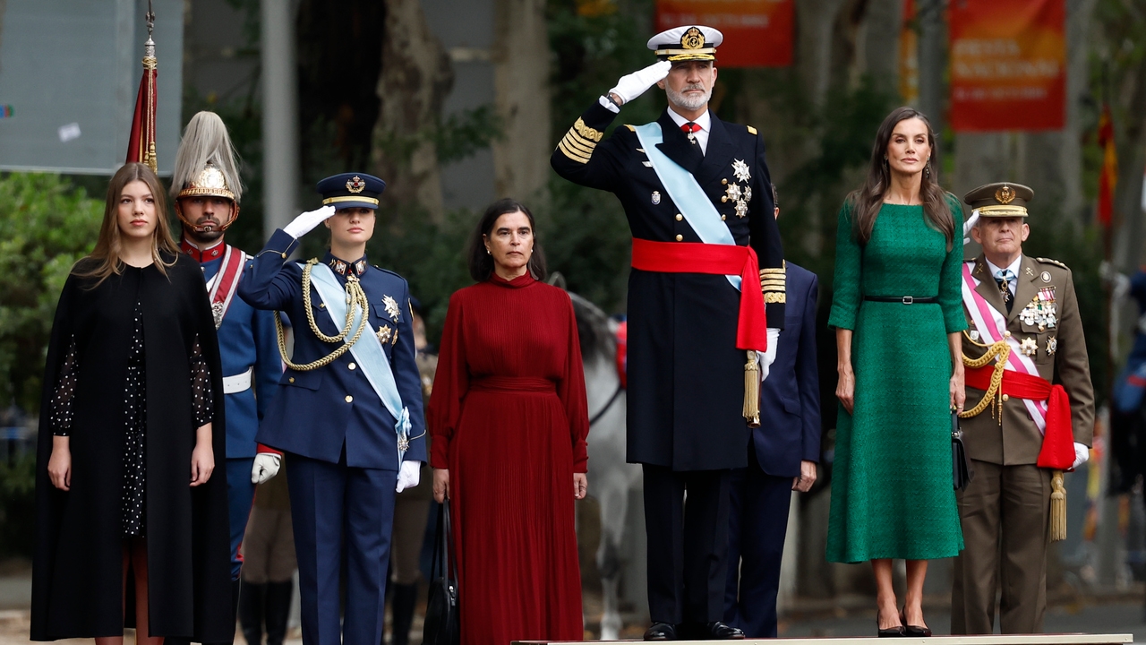 Desfile de las Fuerzas Armadas: La Reina Letizia deslumbra en el Día de la Hispanidad con un vestido de tweed en verde elegantísimo
