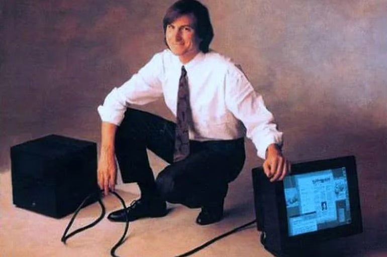 Steve Jobs posa junto a sus ordenadores en una de sus fotografías más icónicas