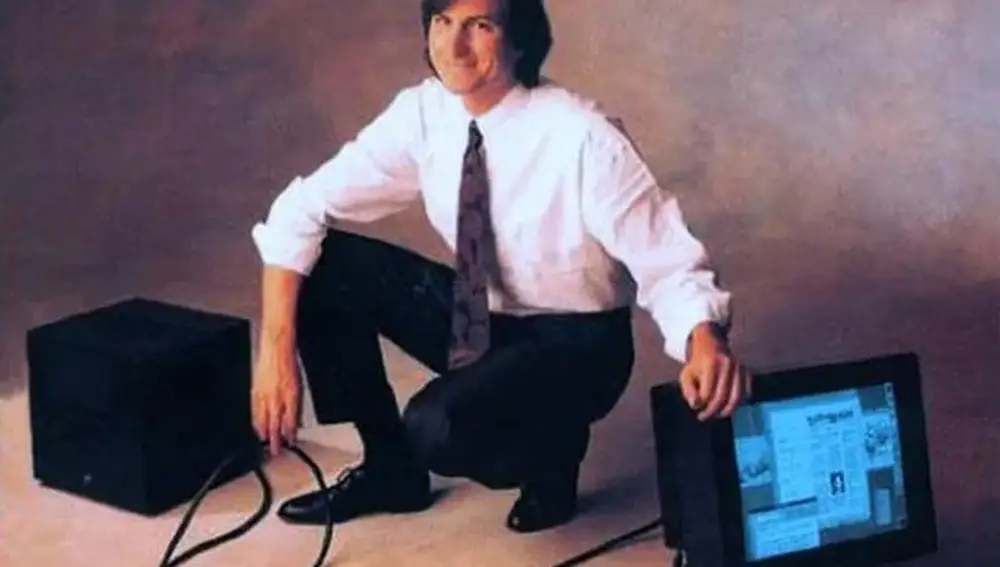 Steve Jobs posa junto a sus ordenadores en una de sus fotografías más icónicas