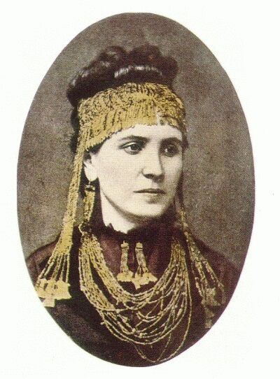 Sophia Engastromenos, segunda esposa de Schliemann, no dudó en darle uso a las joyas troyanas