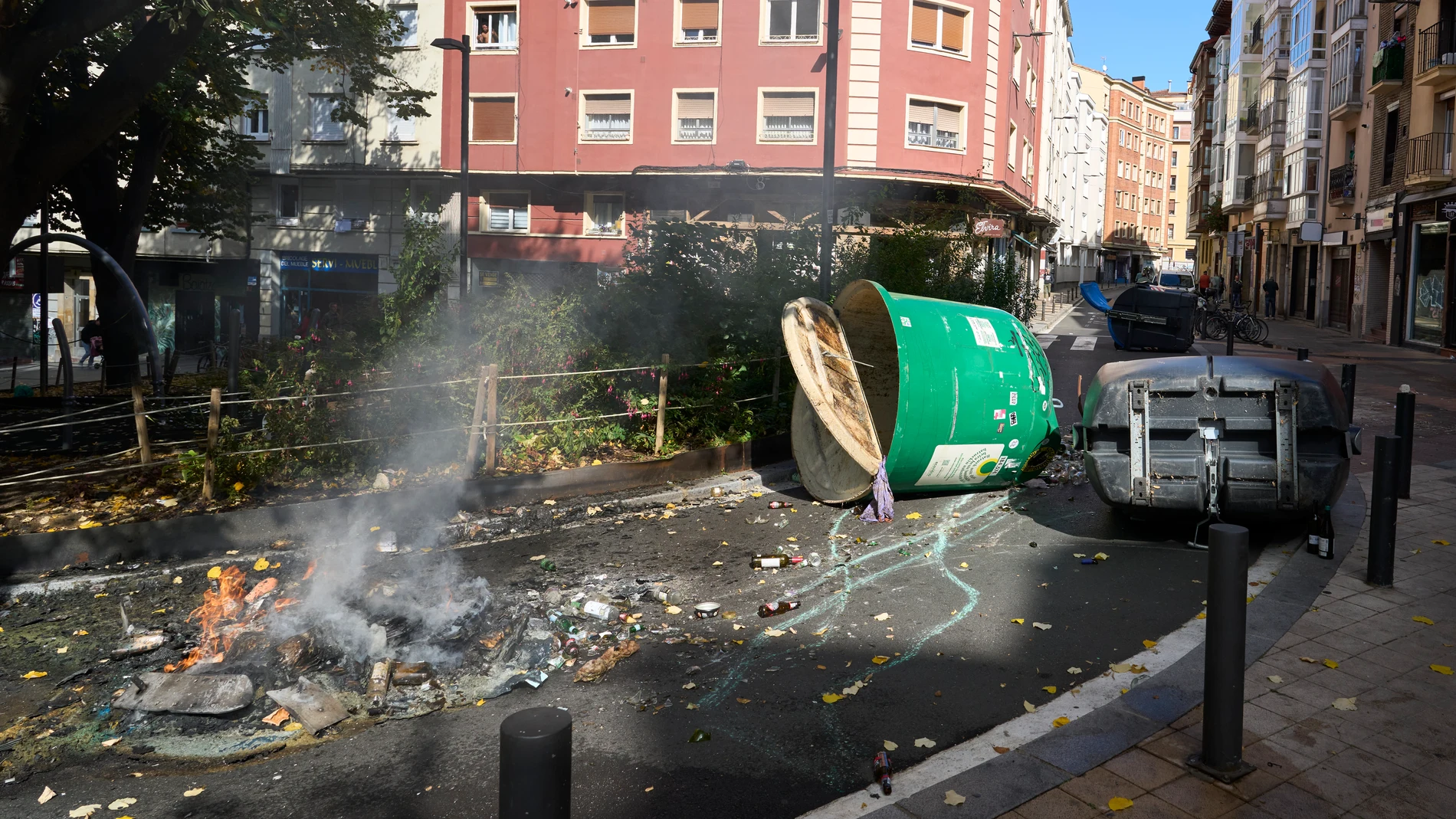 VITORIA, 12/10/2025.- Destrozos tras los disturbios registrados cuando varias personas han tratado de impedir la celebración de un acto de Falange Española con el lanzamiento de todo tipo de objetos, este domingo. Siete personas han sido detenidas. EFE/Adrian Ruiz Hierro