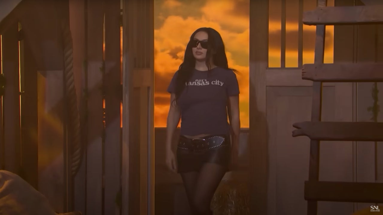 Charli xcx aparece por sorpresa en uno de los programas más vistos de EE UU y con un top que incluye un dardo a Taylor Swift