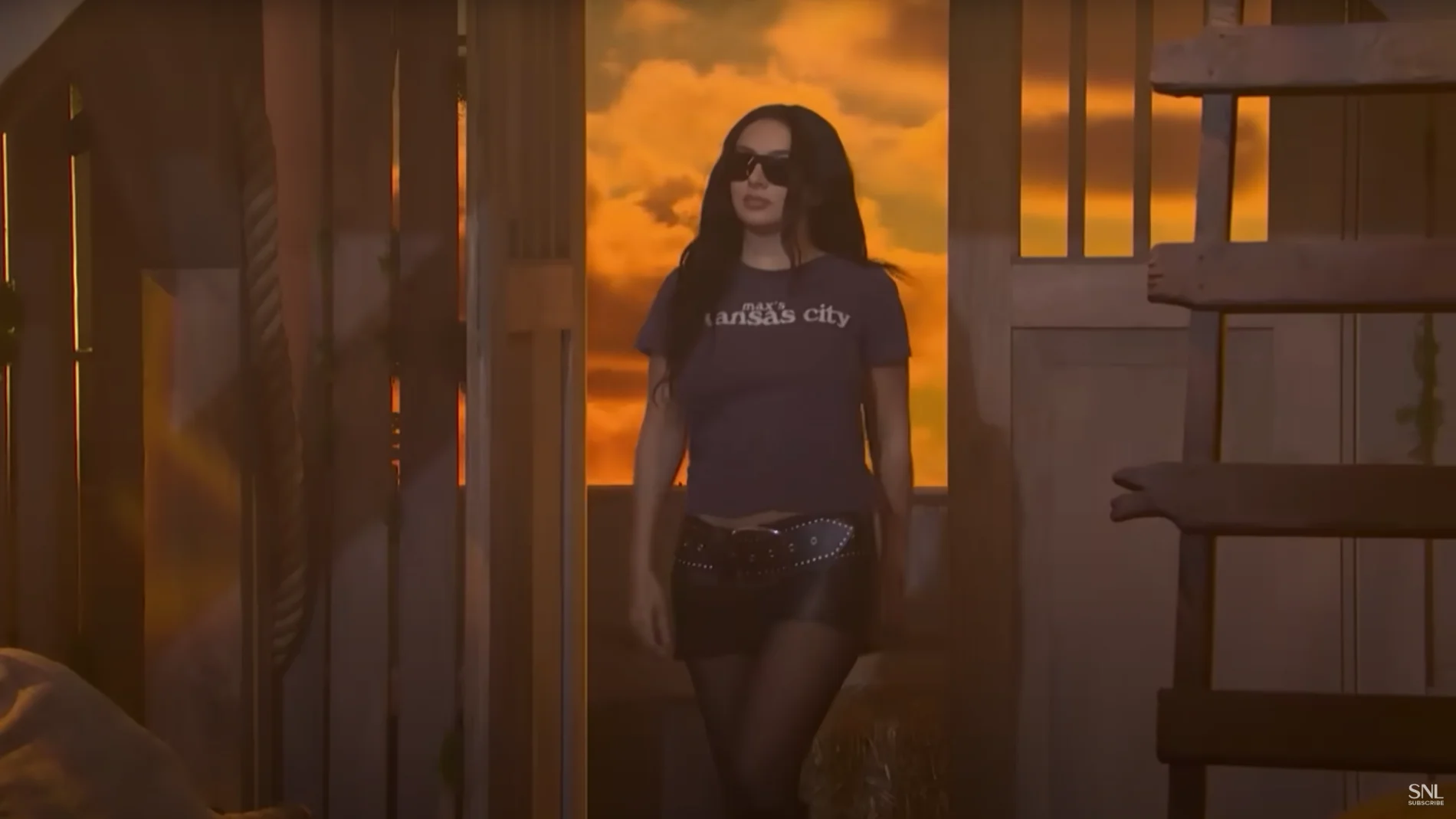 Charli xcx aparece por sorpresa en uno de los programas más vistos de EE UU y con un top que incluye un dardo a Taylor Swift