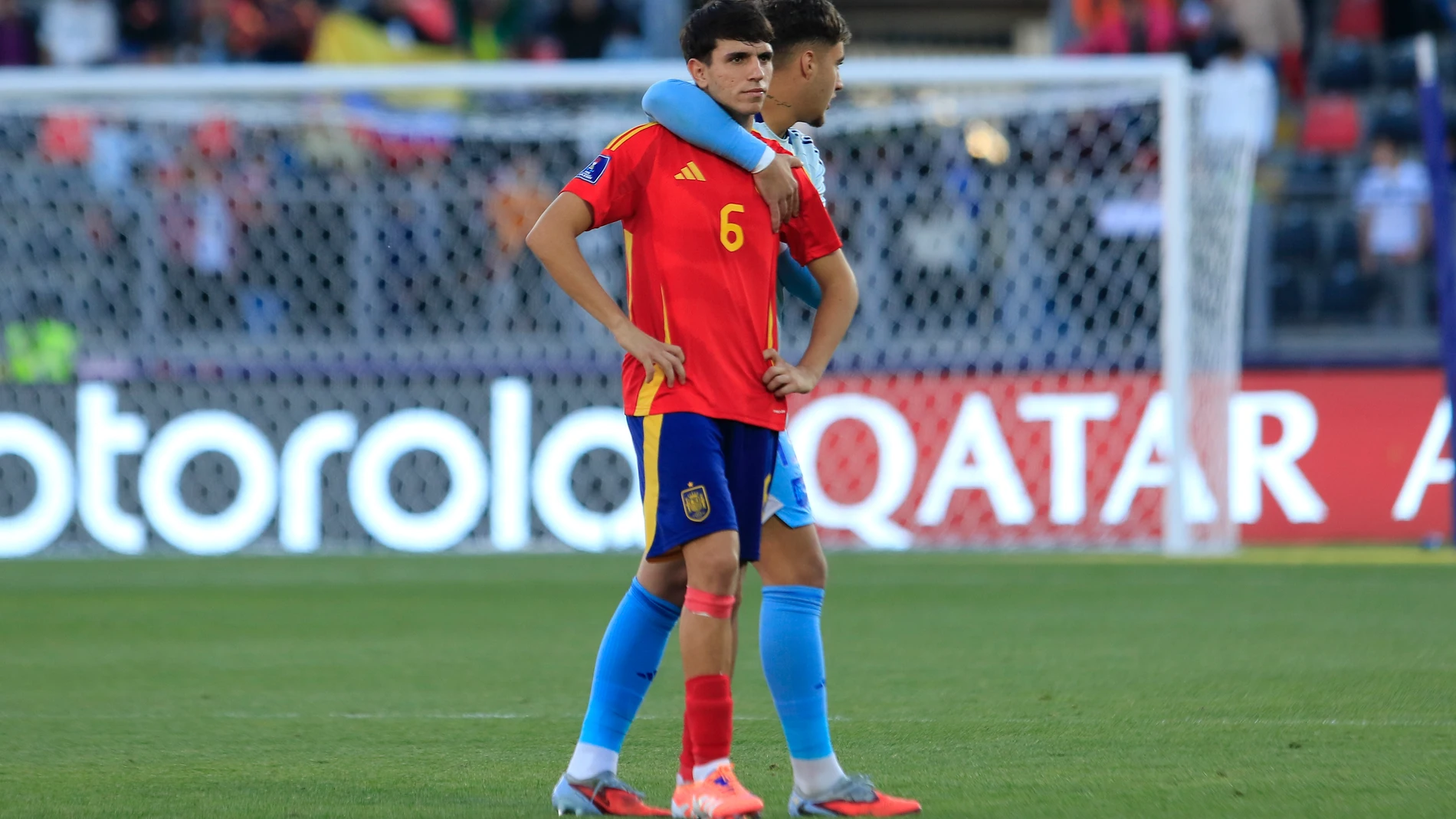GR3021. TALCA (CHILE), 11/10/2025.- Izan Merino Rodríguez de España reacciona este sábado, al finalizar un partido de cuartos de final de la Copa Mundial Sub-20 entre España y Colombia en el estadio Fiscal de Talca (Chile). EFE/ Benjamín Hernández