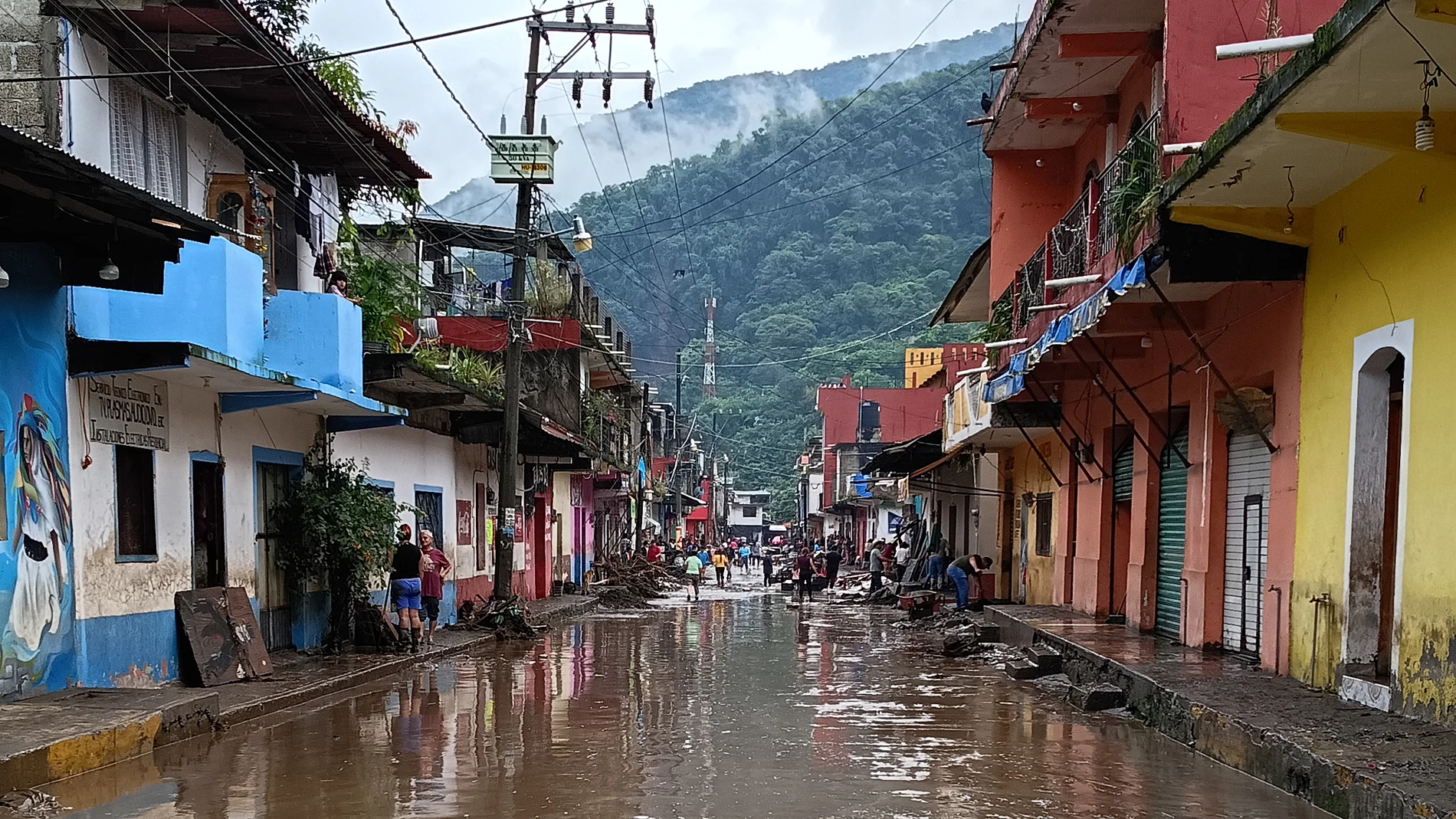 MEX5410. HUEHUETLA (MÉXICO), 11/10/2025.- Fotografía que muestra zonas afectadas por las fuertes lluvias este sábado, en Huehuetla (México). El Gobierno de México, encabezado por la presidenta Claudia Sheinbaum, contabilizó más de 40 personas fallecidas y 27 desaparecidas, tras las fuertes lluvias de las últimas horas que causaron graves afectaciones en 117 municipios del país. EFE/David Martínez Pelcastre
