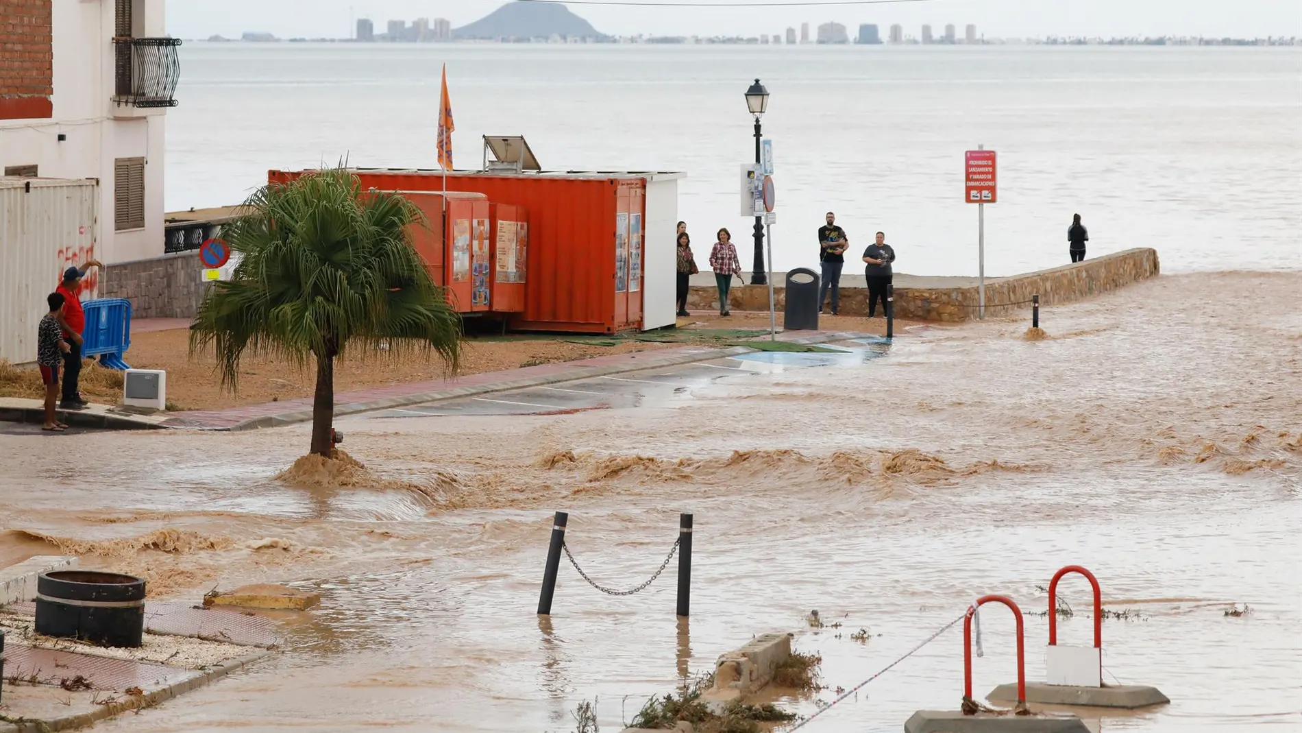 López Miras estima que el Mar Menor ha recibido, en las últimas horas, unos 6 hm3 de agua dulce y arrastres