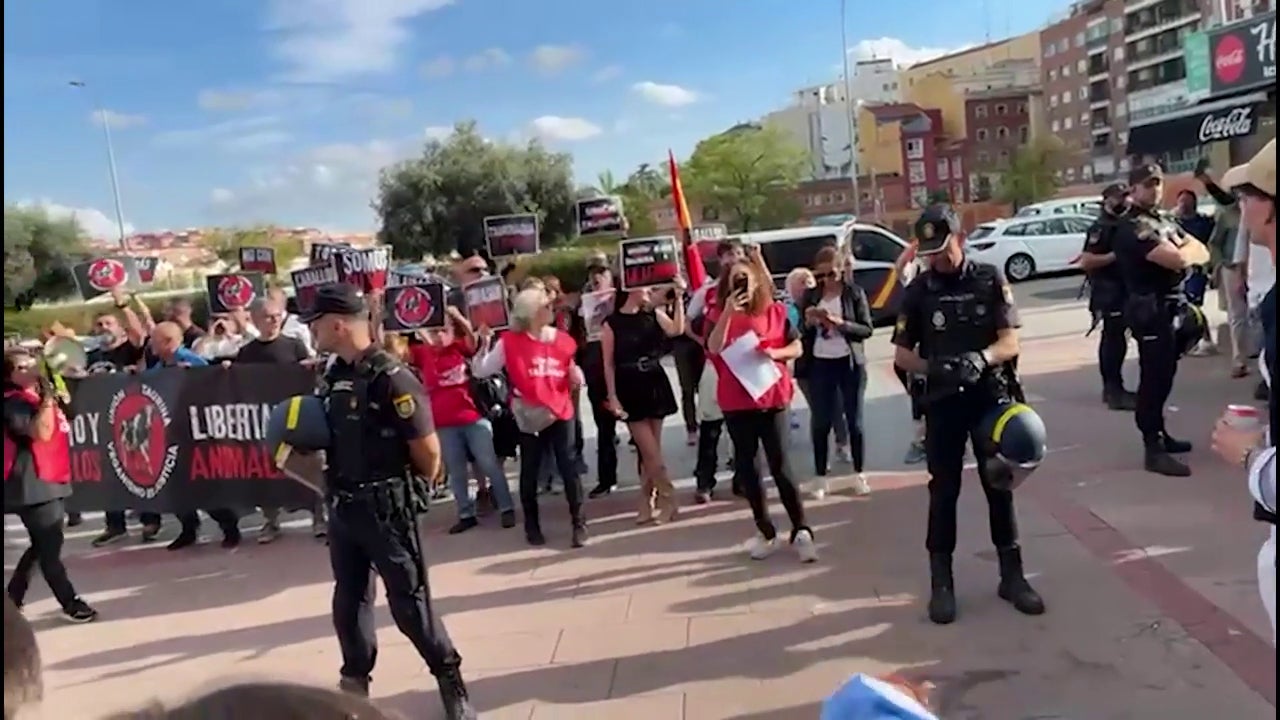 Tensión frente a La Ventas por un enfrentamiento entre animalistas y taurinos: "Tauromaquia es violencia", frente a "¡rojos!, ¡tontos!"