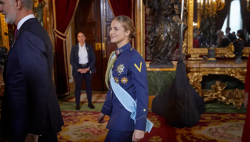 Los Reyes de España, Don Felipe VI y Doña Letizia acompañados por la Princesa de Asturias Doña Leonor ofrecen
