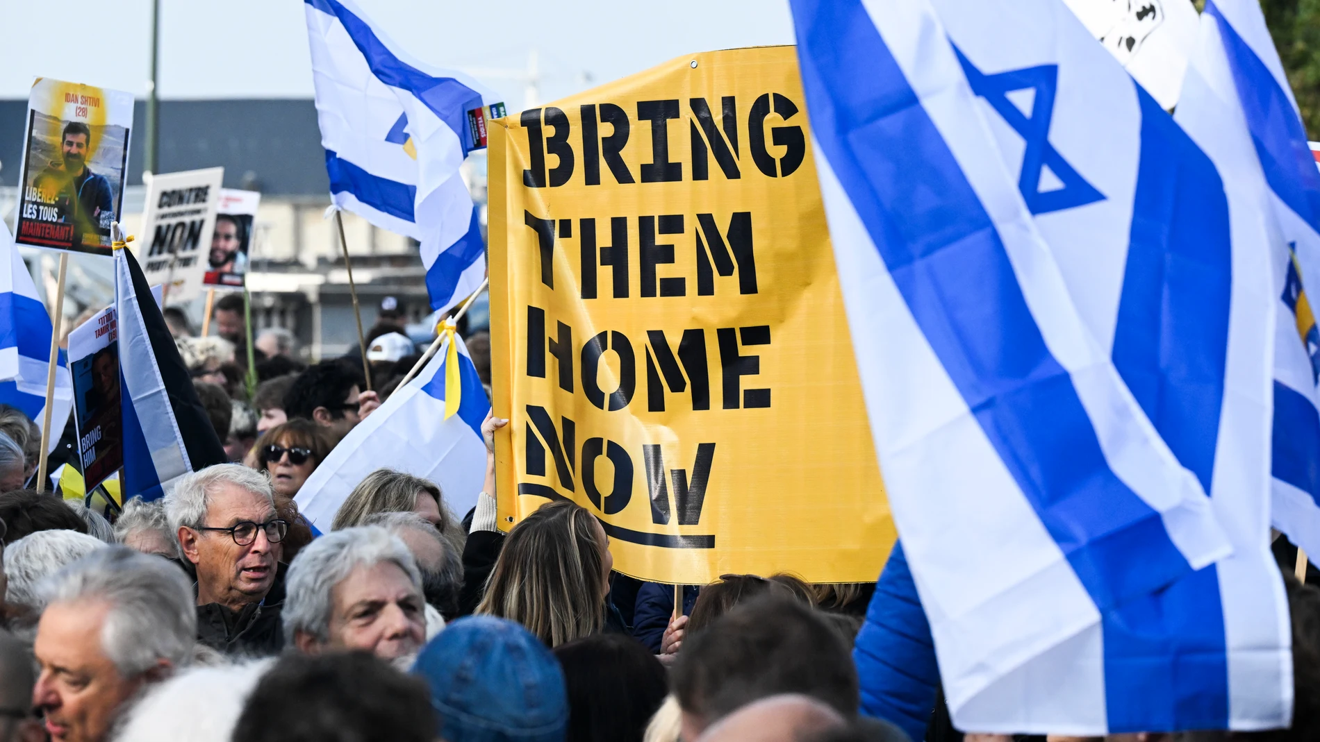Brussels (Belgium), 12/10/2025.- People take part in a national march organized by the Alliance for Peace in the Middle East, in Brussels, Belgium, 12 October 2025. The rally commemorated the victims of the 07 October 2023 Hamas attacks in Israel and condemned antisemitism. (Bélgica, Bruselas) EFE/EPA/FREDERIC SIERAKOWSKI