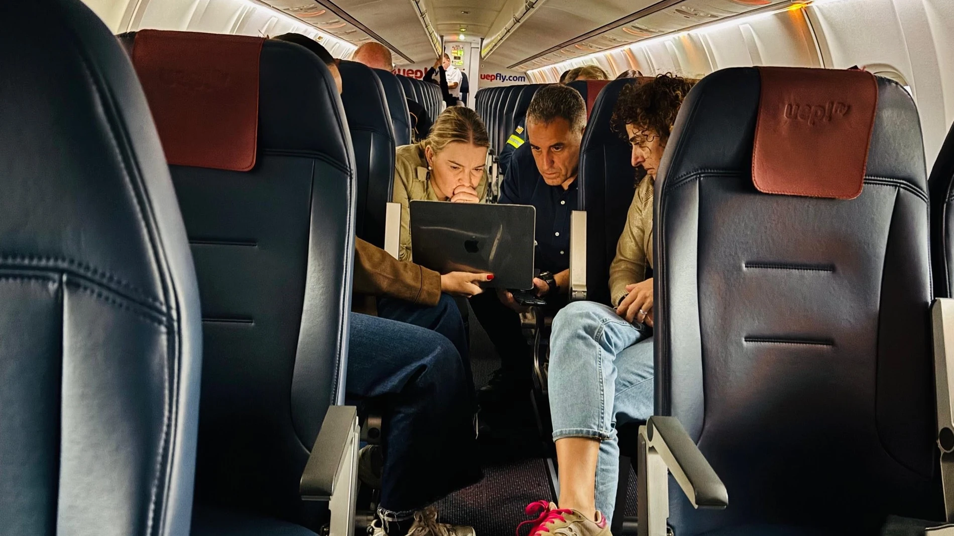 La presidenta del Govern, Marga Prohens, y el director general de Emergencias y el director del Plan, Pablo Gárriz, siguen la reunión del CECOPI REMITIDA / HANDOUT por CAIB Fotografía remitida a medios de comunicación exclusivamente para ilustrar la noticia a la que hace referencia la imagen, y citando la procedencia de la imagen en la firma 12/10/2025