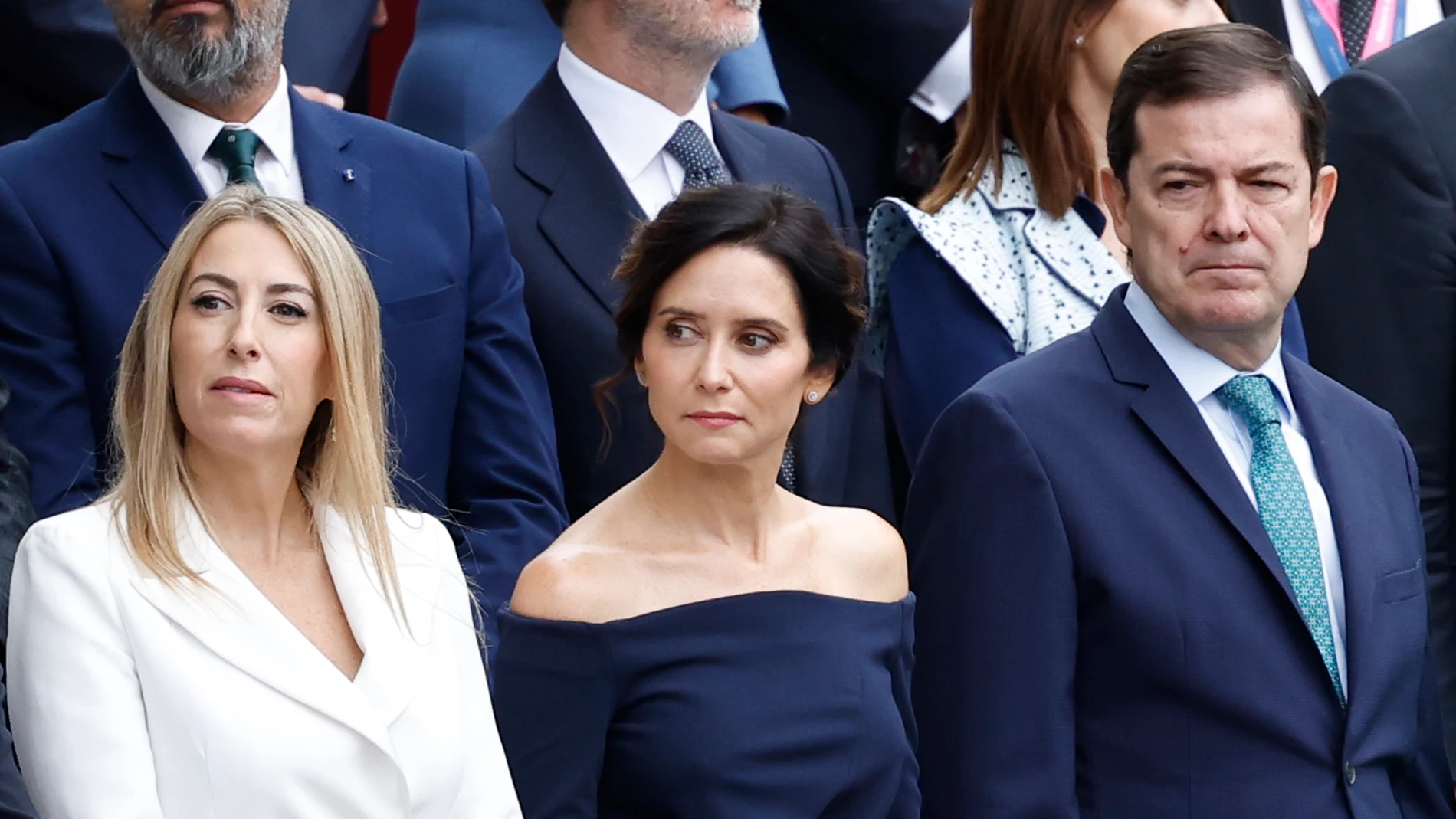MADRID, 12/10/2025.- Los presidente autonómicos de Extremadura, María Guardiola, Madrid, Isabel Díaz Ayuso; y Castilla y León, Alfonso Fernández Mañueco (de izda a dcha), durante el desfile de las Fuerzas Armadas con motivo de la Fiesta Nacional este domingo en Madrid. EFE/ Chema Moya