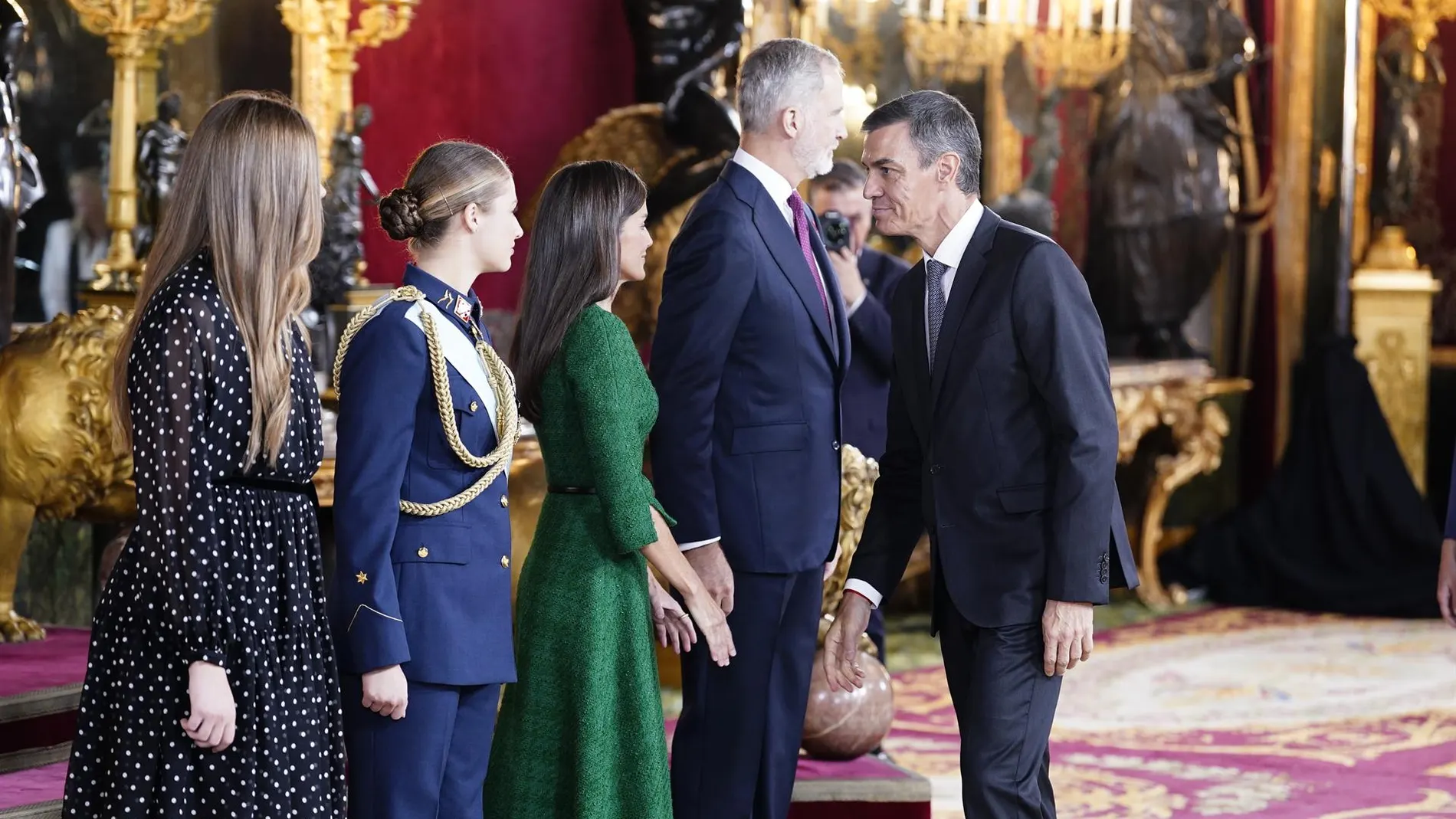 Sánchez se ausenta del tradicional corrillo con periodistas tras saludar a los Reyes en la recepción del Palacio Real