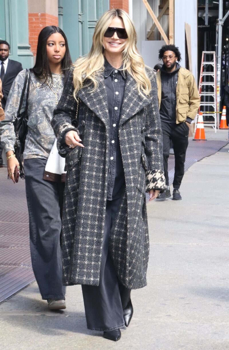 Look con estampado de cuadros.