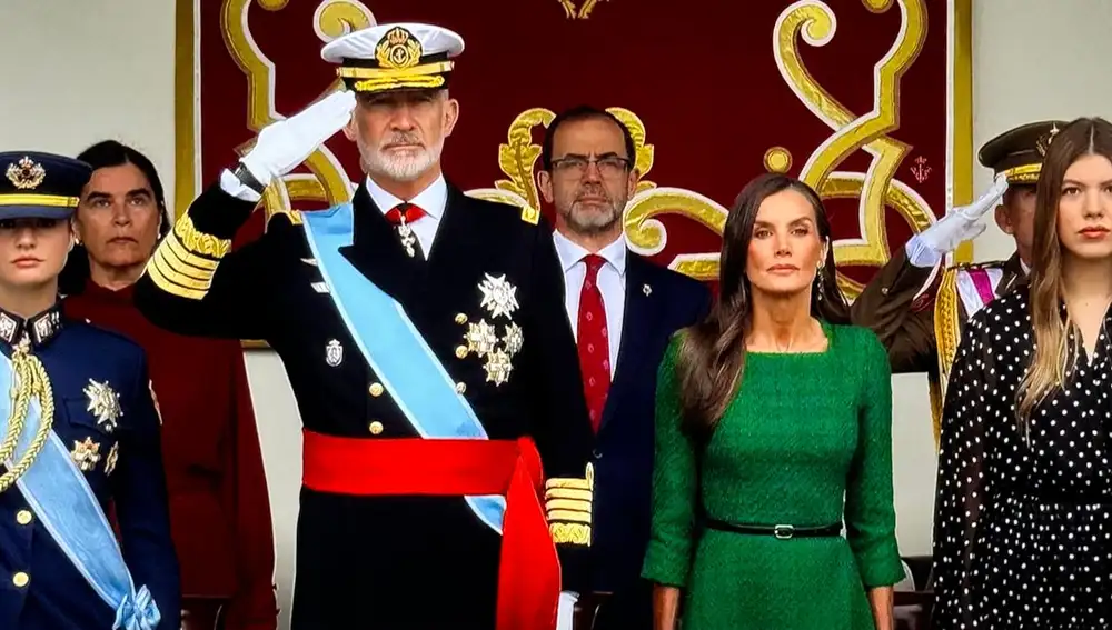 La Reina Letizia deslumbra en el Día de la Hispanidad con un vestido de tweed