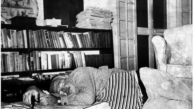Hemingway durmiendo la siesta Hemingway durmiendo la siesta