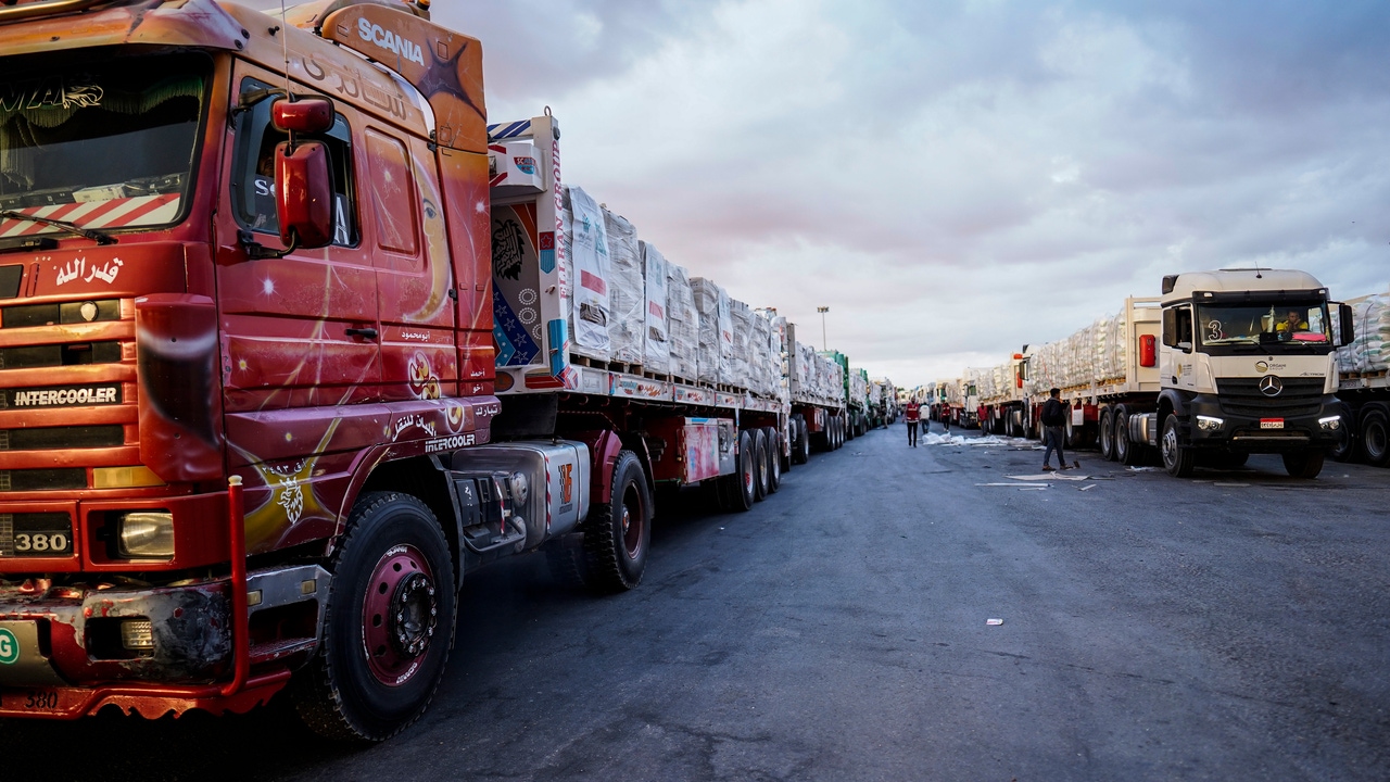 La ayuda humanitaria para Gaza comienza a entrar por fin desde Egipto