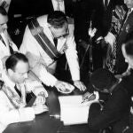 El ministro de Información y Turismo, Manuel Fraga (i), y el presidente guineano, Macías Nguema (d), durante la firma del Acta de Independencia de Guinea Ecuatorial