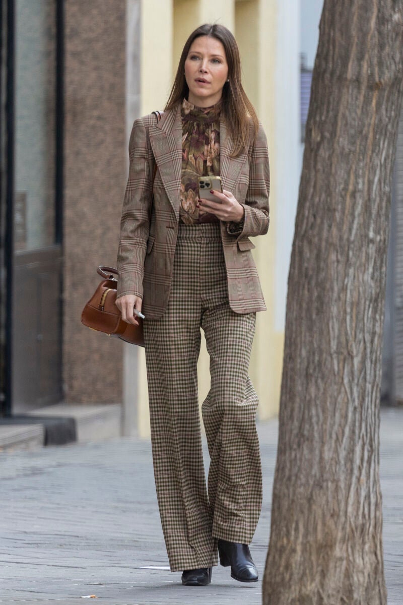 Look con estampado de cuadros.