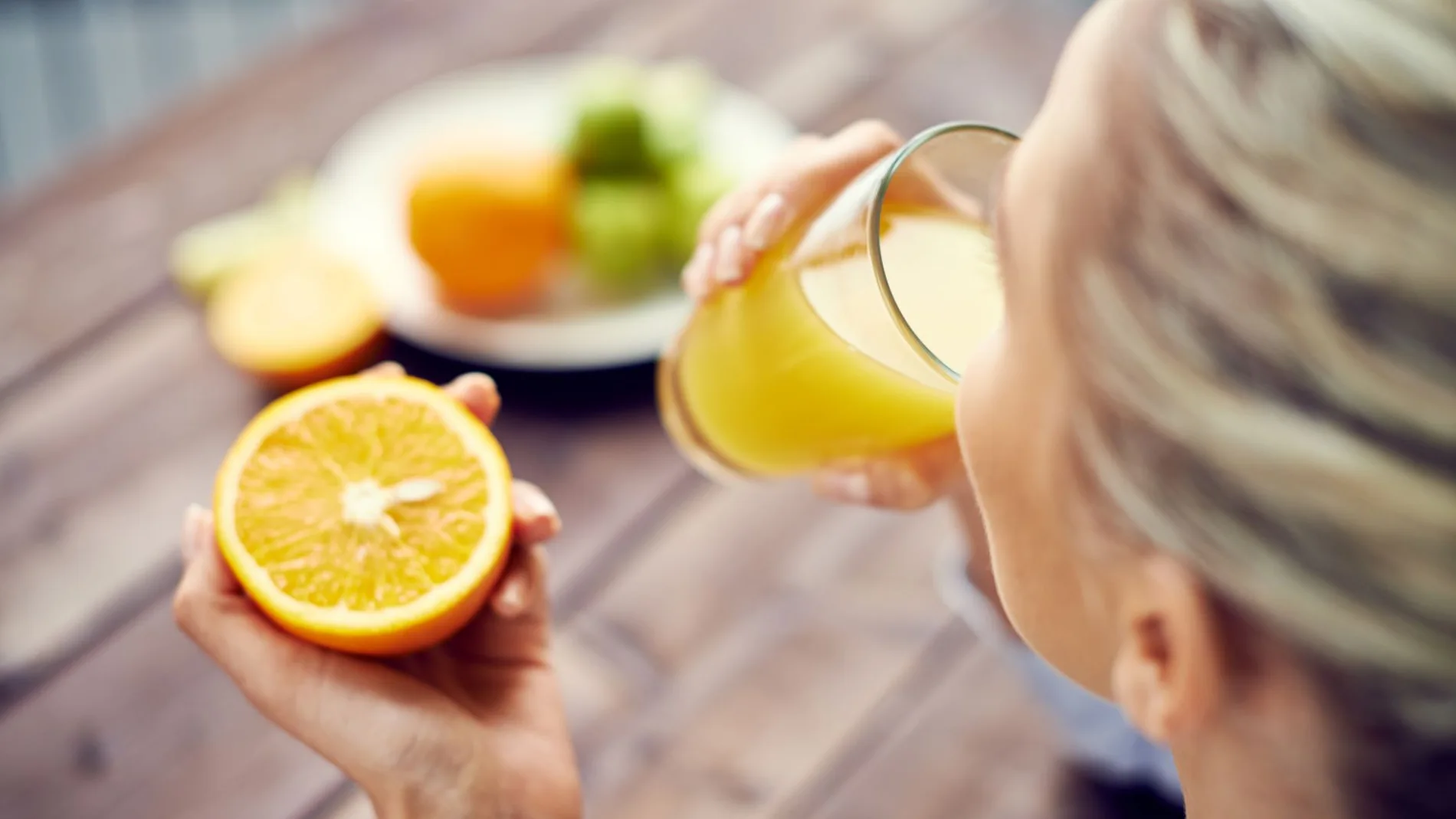 Solo los adultos mayores beben las cantidades recomendadas de zumo de naranja al día