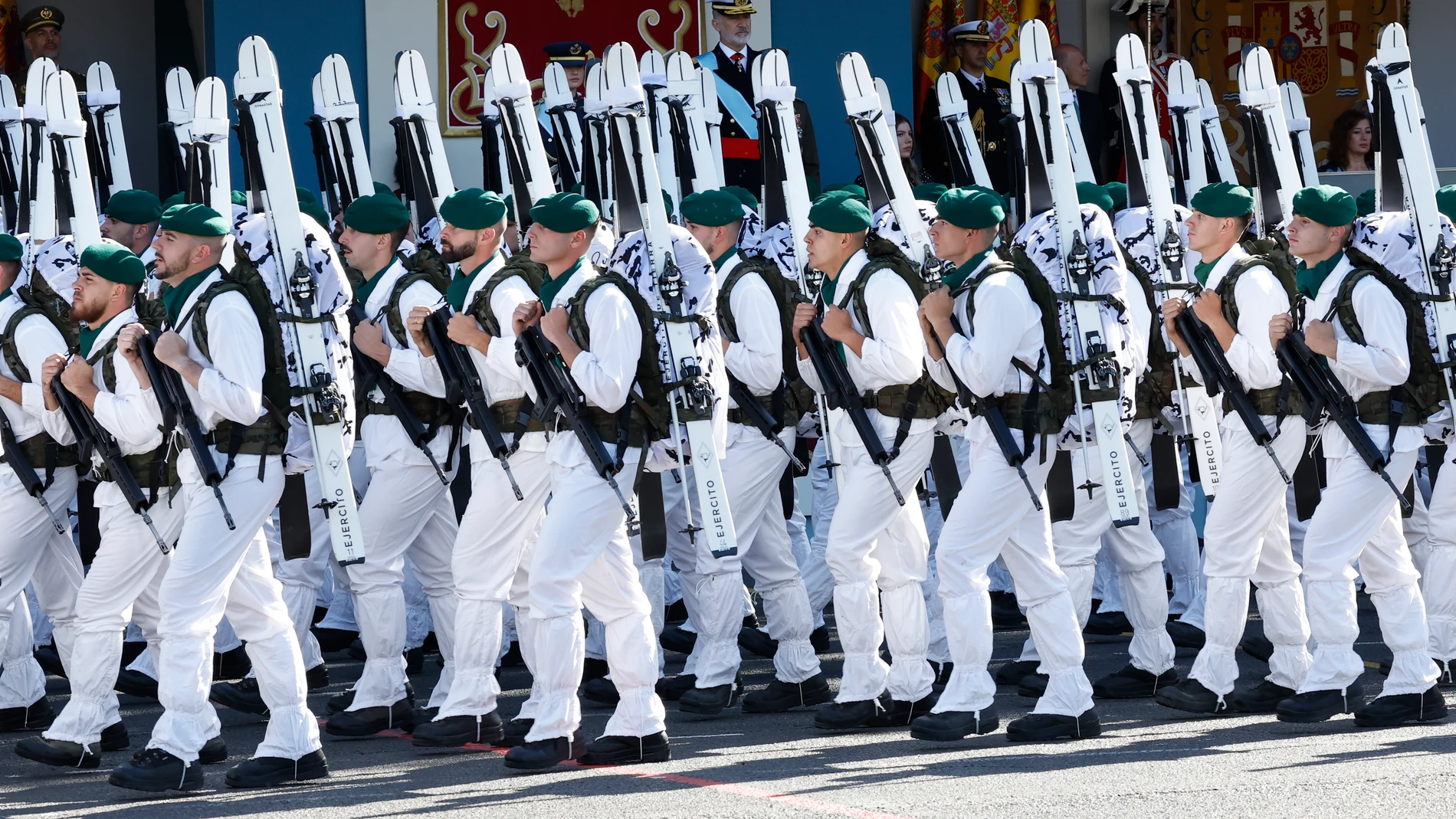 MADRID, 12/10/2025.- La Compañía de Esquiadores de las Tropas de Montaña durante el desfile de las Fuerzas Armadas con motivo de la Fiesta Nacional este domingo en Madrid. EFE/ Chema Moya