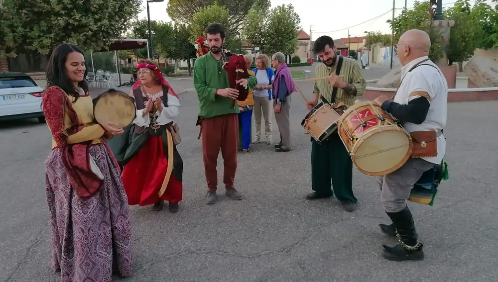 Carlos y Águeda tocan durante las jornadas medievales de San Miguel del Pino