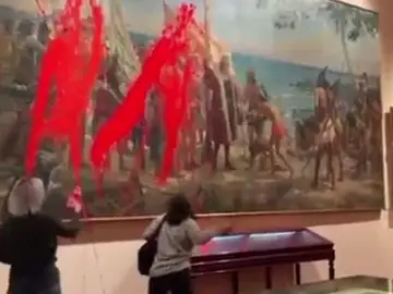 Futuro Vegetal ataca el cuadro 'Primer homenaje a Cristóbal Colón' del Museo Naval de Madrid (Foto de ARCHIVO) El colectivo considera que la celebración del 12 de octubre es la celebración de siglos de opresión. REMITIDA / HANDOUT por FUTURO VEGETAL Fotografía remitida a medios de comunicación exclusivamente para ilustrar la noticia a la que hace referencia la imagen, y citando la procedencia de la imagen en la firma 17/02/2025