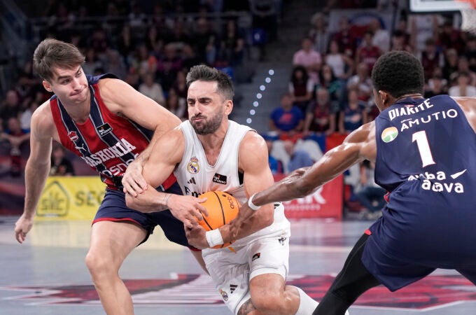 Campazzo intenta eludir la defensa del Baskonia