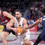 Campazzo intenta eludir la defensa del Baskonia