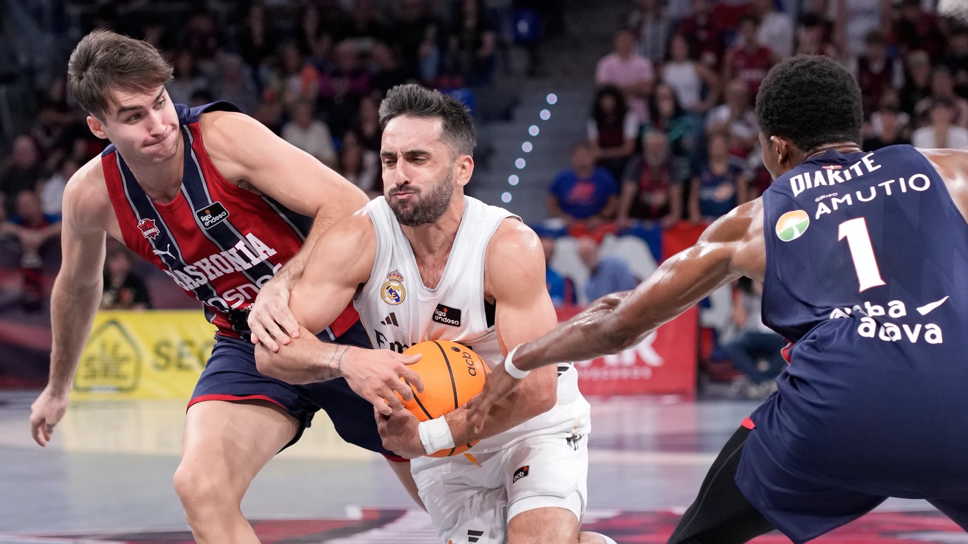 Campazzo intenta eludir la defensa del Baskonia