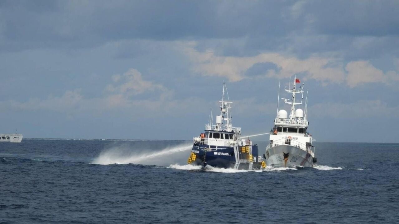 尖閣諸島の領有権をめぐり東海で中国と日本の船舶が衝突