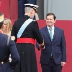 Ma&ntilde;ueco saluda al Rey Felip VI durante el acto oficial por el D&iacute;a de la Hispanidad