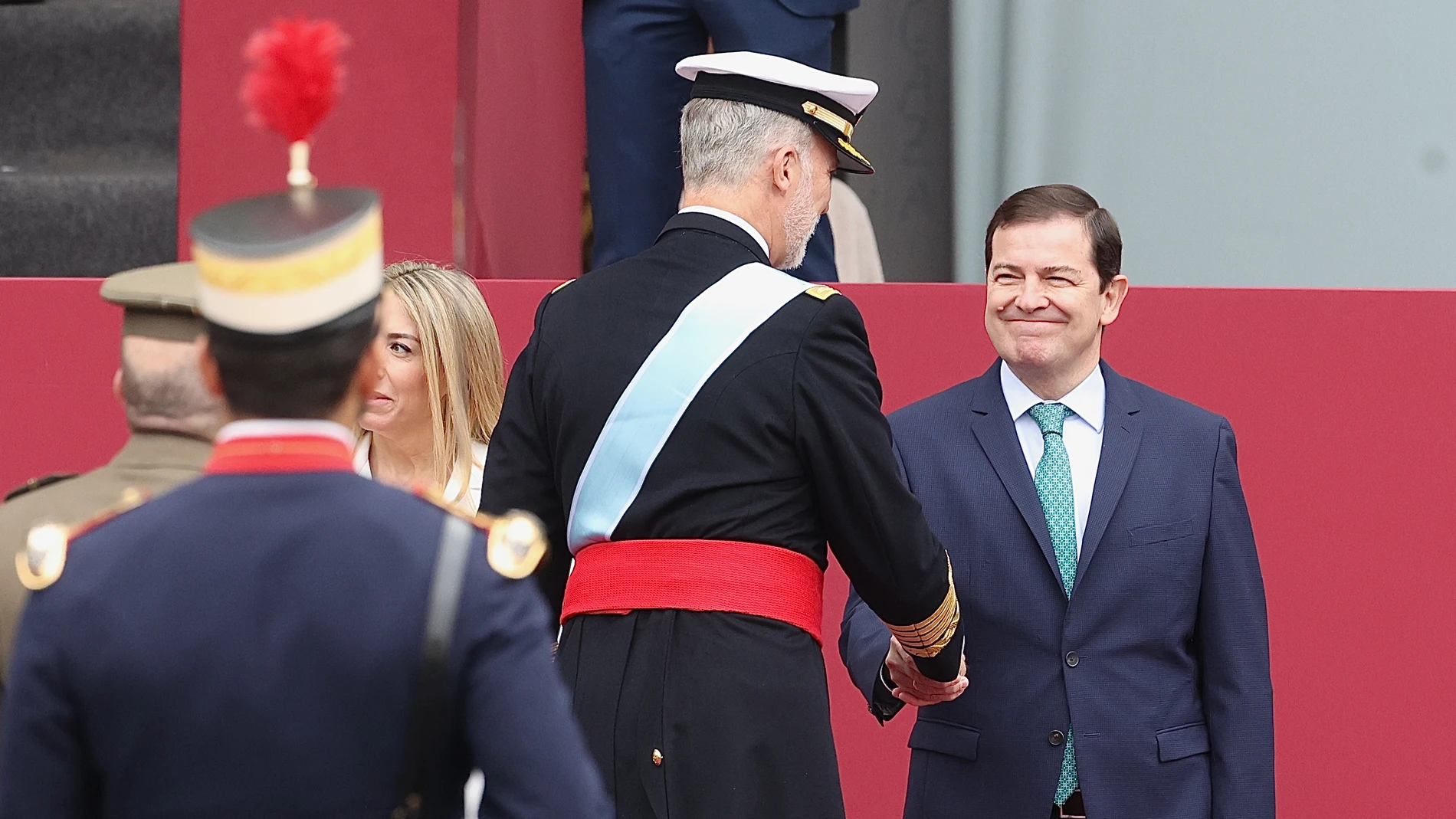 Mañueco saluda al Rey Felip VI durante el acto oficial por el Día de la Hispanidad