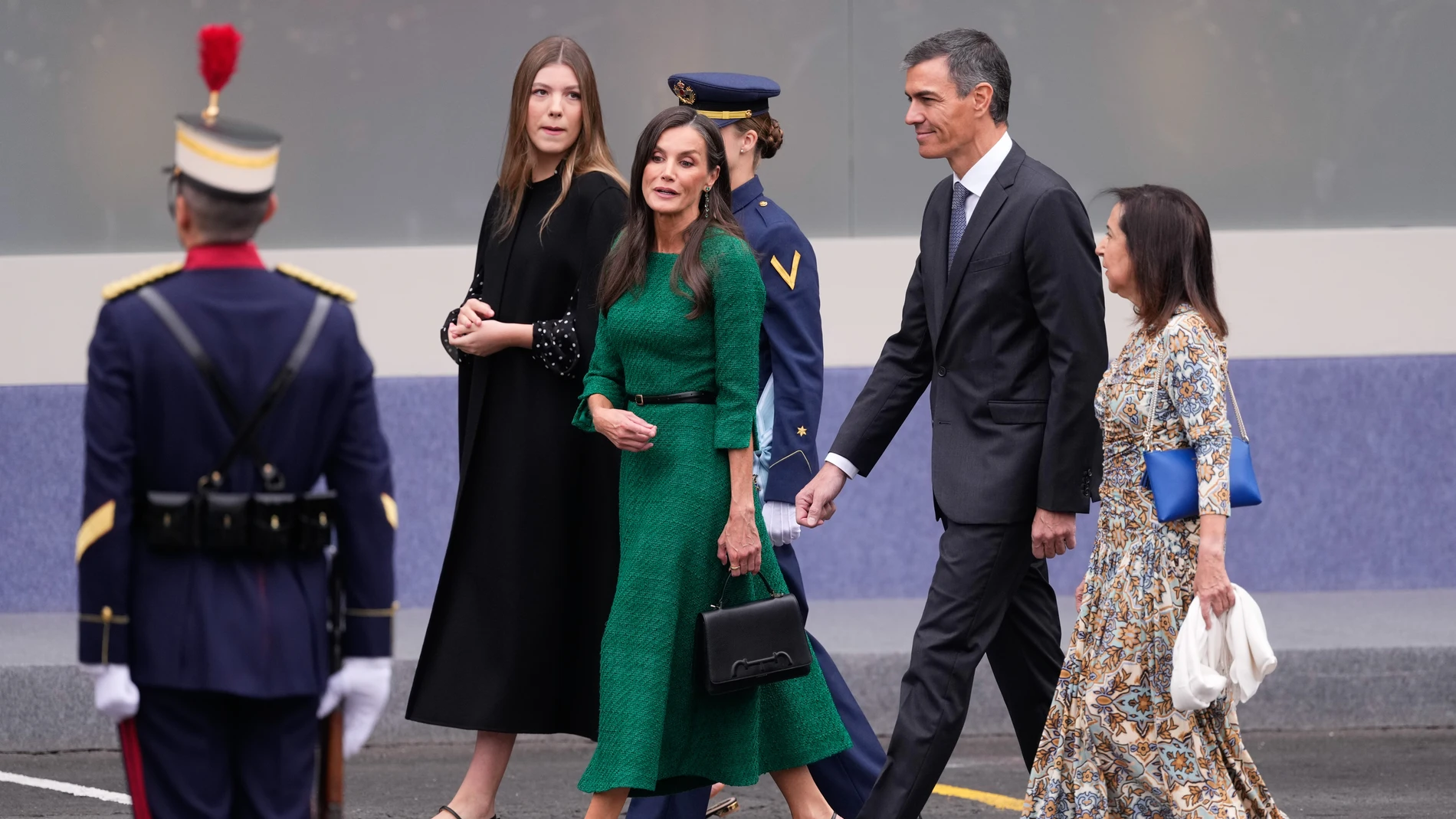 MADRID, 12/10/2025.- La reina Letizia, la infanta Sofía, el presidente del Gobierno, Pedro Sánchez (2d), y la ministra de Defensa, Margarita Robles (d) al inicio del desfile de las Fuerzas Armadas con motivo de la Fiesta Nacional este domingo en Madrid. EFE/ Borja Sánchez-Trillo