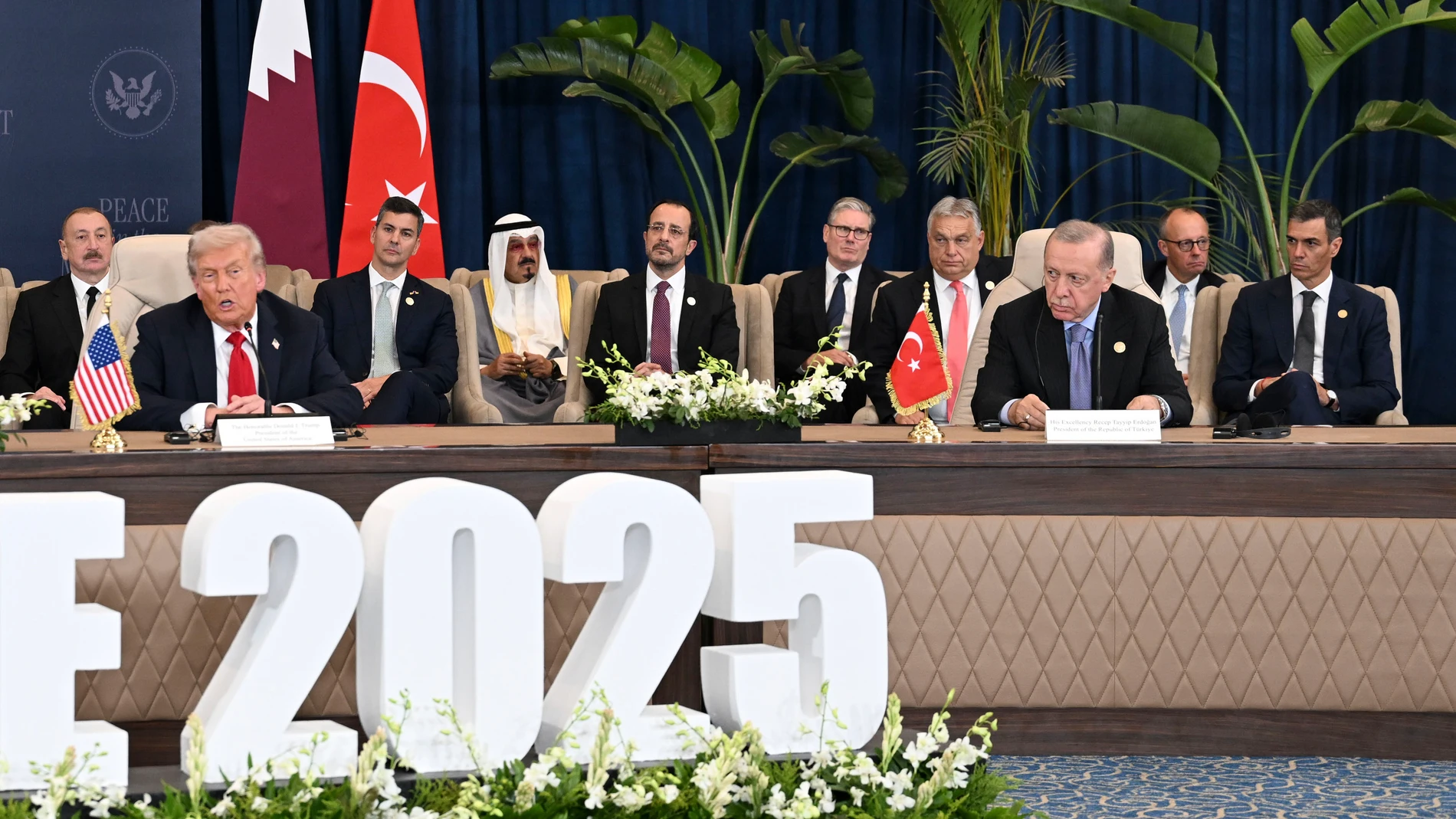 GRAF3454. SHARM EL-SHEIJ (EGIPTO), 13/10/2025.- El presidente del Gobierno, Pedro Sánchez (d), escucha un discurso del presidente estadounidense, Donald Trump (2i), durante la ceremonia de firma del Plan de Paz para Oriente Próximo, en Sharm El-Sheij (Egipto), este lunes. El presidente estadounidense afirmó este lunes desde la ciudad egipcia de Sharm el Sheij que "por fin tenemos paz en Oriente Medio", tras la firma, junto a sus homólogos egipcio, catarí y turco, del acuerdo que pone fin a la...