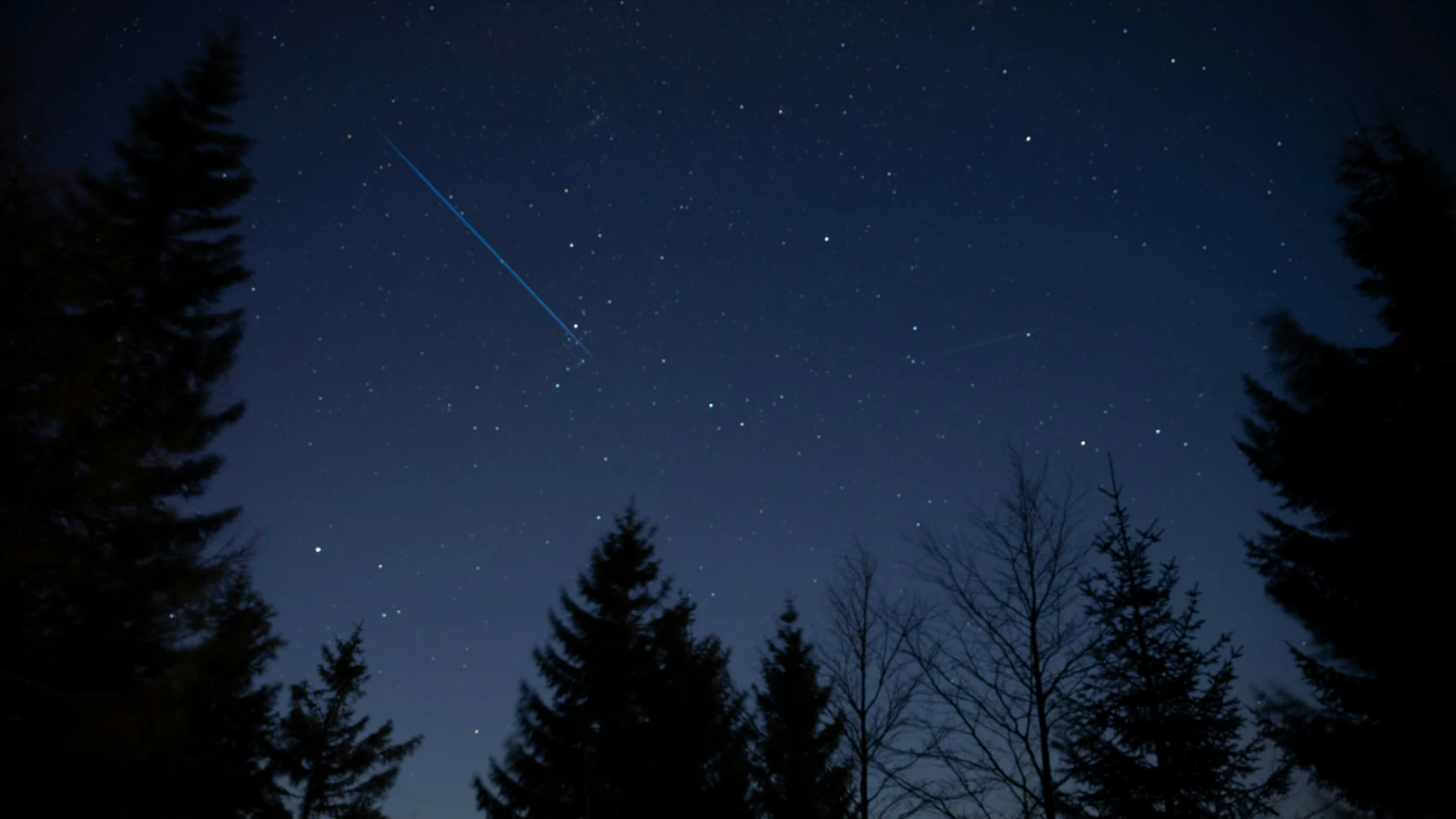 Fotografía del espacio en una noche estrellada